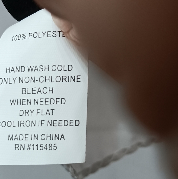 Vera Wang ‘Simply Vera’ Shoulder Scarf Elegant Chic Multicolor Pastel W 48"x54” - Picture 2 of 11